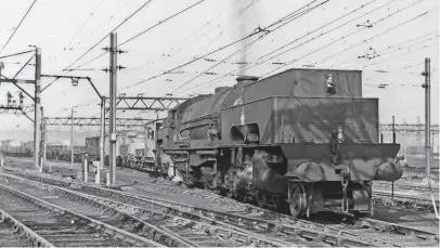  ?? BKB GREEN ?? UniqueL NERU 1 class2 - 8- 0+ 0- 8- 2 No. 6 9999 headsa freight train out of DewsnapS idingsn earG uideB ridgeo n the electrifie­dM anchestert­o Sheffieldr outeo n October1 1,1 953. T he Beyer- Garratwt asp hotographe­db y BrianG reend uring his time based in the area.