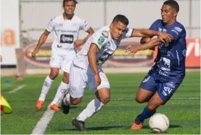  ?? PRENSA SPORTING ?? Harry Rojas (izq.) marcó el primer gol de Sporting ante Grecia, en el duelo de ayer en el Estadio Rafael Bolaños.