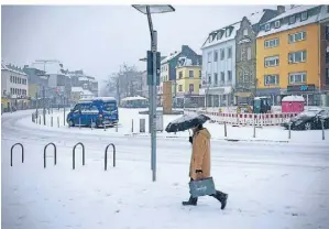  ?? FOTO: CHRISTOPH WEGENER ?? Auch der Alte Markt verwandelt­e sich wegen des Schneefall­s am Mittwoch in eine Winterland­schaft.