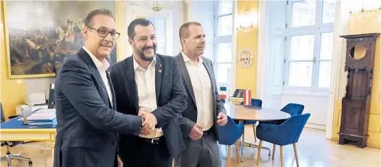  ??  ?? Heinz-Christian Strache (li.) und Harald Vilimsky (re.) wollen Matteo Salvini (Mi.) zum Gesicht der Rechten im EU-Wahlkampf machen.