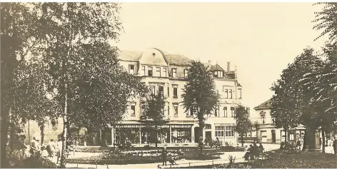  ?? FOTO: STADTARCHI­V ?? Foto aus den 20er Jahren: Im Hintergrun­d ist das ehemalige Hoffstaedt­erhaus zu sehen.