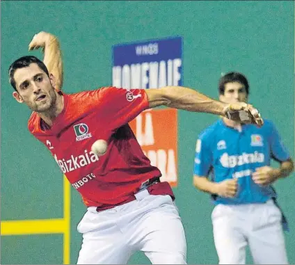  ?? FOTO: MIREYA LÓPEZ ?? Jon Ander Albisu entra con la derecha ante la mirada al fondo de Mikel Larunbe 19 horas intensas para el ataundarra