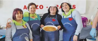  ??  ?? Carmen, Fina, Ángeles y Charo formaron parte del grupo que elaboró tortillas de masa en la fiesta de Frades