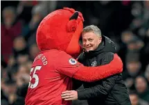  ?? GETTY IMAGES ?? Manchester United boss Ole Gunnar Solskjaer embraces the club mascot.