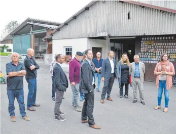  ?? FOTO: JULIA FREYDA ?? Vor der Diskussion­srunde besichtige­n Landwirte und die Bundestags­kandidaten Lothar Riebsamen, Leon Hahn, Markus Böhlen, Christian Steffen-Stiehl und Claudia Haydt den Hof von Familie Mock.