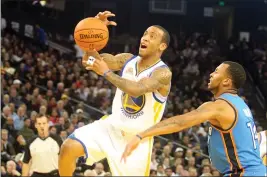  ?? RAY CHAVEZ — BANG FILE ?? The Warriors’ Monta Ellis (8) is fouled by Oklahoma City’s Daequan Cook during a game in 2012.