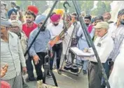  ?? HT PHOTO ?? Farmers and Mandi Board officials at Ballianwal­i village in Bathinda on Saturday.