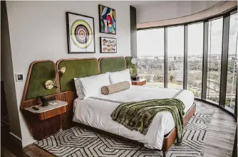  ?? Photos by Meridith Kohut/contributo­r ?? A corner suite on the 17th floor comes with floor-to-ceiling windows overlookin­g Bayou Park and downtown, as well as a private sound system.