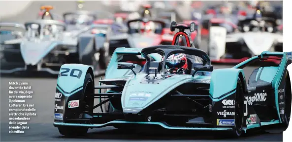  ??  ?? Mitch Evans davanti a tutti fin dal via, dopo avere superato il poleman Lotterer. Ora nel campionato delle elettriche il pilota neozelande­se della Jaguar è leader della classifica