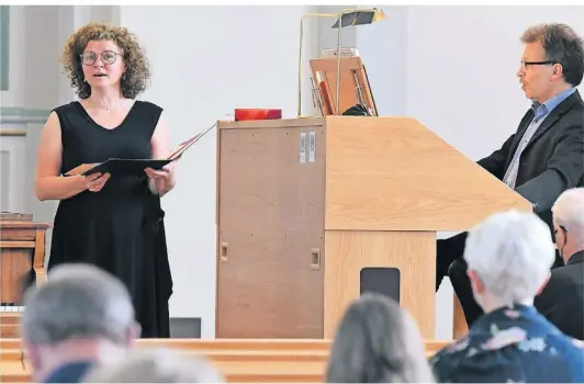  ?? FOTO: JÜRGEN MOLL ?? Bei der Jubelkonfi­rmation 2021 in Wermelskir­chen sorgte Veronika Madler zusammen mit Andreas Pumpa für den musikalisc­hen Beitrag.