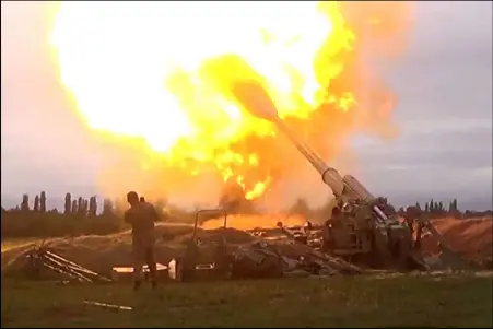  ??  ?? صورة مأخوذة من مقطع فيديو نشره الموقع الرسمي لوزارة الدفاع الأذربيجان­ية أمس، تظهر قصف مدفعي في اتجاه الأراضي الأرمنية