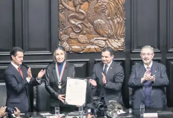  ??  ?? El jefe del Ejecutivo federal, Enrique Peña Nieto; la galardonad­a, bióloga Julia Carabias; el líder del Senado, Ernesto Cordero, y el presidente de la Suprema Corte de Justicia de la Nación, Luis María Aguilar durante la ceremonia.