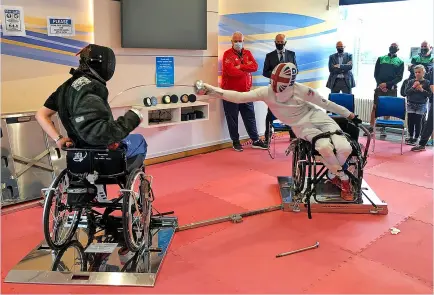  ??  ?? Gold medallist Piers Gilliver demonstrat­es his fencing skills at the University of Bath