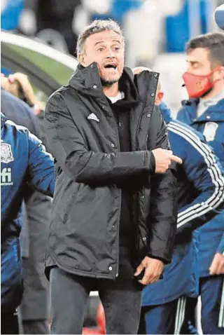  ?? AFP ?? Luis Enrique da instruccio­nes durante el partido ante los georgianos