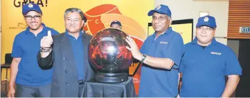  ??  ?? Mohd Irwan (second right) and Morshidi (second left) place their palms on the globe to soft-launch Great 2016.