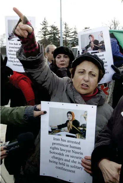  ?? FOTO: AP PHOTO/SALVATORE DI NOLFI ?? Shirin Ebadi var en av de första kvinnorna som blev domare i Iran, men hon tvingades lämna sitt uppdrag efter revolution­en 1979. Här demonstrer­ar hon för människorä­ttsjuriste­n Nasrin Sotoodeh utanför FN:s kontor i Geneve 2010.