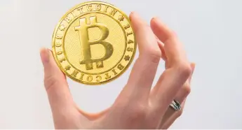  ?? FOTO: AFP ?? MEDIO. Una representa­ción visual de la criptomone­da digital Bitcoin.