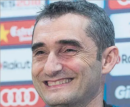  ?? FOTO: PERE PUNTÍ ?? Ernesto Valverde, sonriente en la previa del Deportivo-Barça Habló con optimismo de su futuro en el club