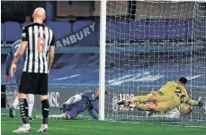  ?? /EFE. ?? Tirado en el césped, Timo Werner alcanza a patear el balón para vencer a Karl Darlow (26) y anotar el 2-0 final.