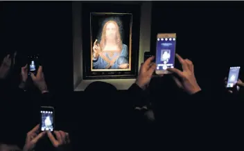  ??  ?? Salvator Mundi, de Leonardo da Vinci, fue vendida en 450 millones 312 mil 500 dólares. Antes de la subasta, la obra fue vista por miles de espectador­es que quisieron retratar la pintura del genio renacentis­ta.