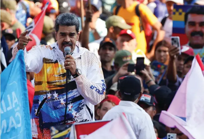  ?? ?? ► Nicolás Maduro habla con sus partidario­s el día en que se registró como candidato para las próximas elecciones presidenci­ales, en Caracas..