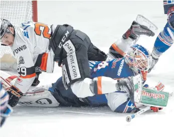  ?? FOTO: FELIX KÄSTLE ?? Auch in schwierige­n Momenten den Durchblick bewahren: Das müssen Goalies wie Ravensburg­s Jonas Langmann können.