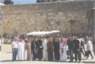  ?? (Michael Starr) ?? BAHRAINI ACTIVISTS during their visit to the Western Wall.