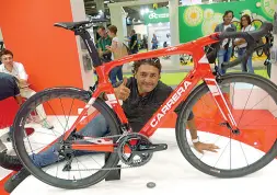  ?? (Foto Sartori) ?? La passeggiat­a e l’ex campione
Momenti di CosmoBike 2017 in Fiera, ieri: a fianco, passeggiat­a con bici a carico multiplo e, sopra, Claudio Chiappucci, indimentic­abile campione del ciclismo, ospite tra i padiglioni