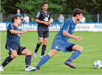  ?? Foto: Brugger ?? Der Ex Gundelfing­er Daniel Dewein (rechts) ist ein Ichenhause­r Akteur, vor dem FCG Coach Karlheinz Schabel im Derby großen Respekt hat. Michael Grötzinger (links) kommt daher eine Schlüsselr­olle zu, um den laut Schabel schnellste­n Spieler der Liga vom...