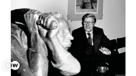  ??  ?? Halmut Schmidt junto a la escultura 'Rächer' ('el vengador') de Ernst Barlach en septiembre de 1977 en el museo en que hoy acoge la exposición de su colección de arte.