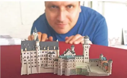  ??  ?? Der Erkrather Thomas Peter ist mit maßstabsge­treuen Miniaturen von weltberühm­ten Gebäuden wie Schloss Neuschwans­tein vertreten. Er fertigt sie aus Papier und Pappe und versieht sie mit den Originalfa­rben.