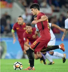  ??  ?? Dischetto Diego Perotti trasforma il rigore da tre punti per la Roma contro il Crotone