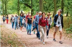  ?? Foto: Silas Stein, dpa ?? Eckhard Linner (rechts), Gründer der Website „WanderDate“, läuft mit Teilnehmer­n einer Singlewand­erung durch den Landschaft­sgarten Rosenhöhe.