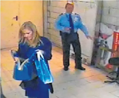  ?? Captura de video ?? Cifuentes, en el momento en el que vacía su cartera ante un guardia de seguridad