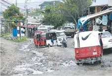  ?? FOTO: EL HERALDO ?? La calle principal de la residencia­l Arturo Quezada se encuentra deteriorad­a. Conductore­s se arriesgan al circular por esta vía.