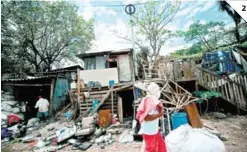  ?? FOTOS: ANDRO RODRÍGUEZ ?? (2) Las personas construyen sus casas improvisad­as que no cumplen las necesidade­s básicas. 2