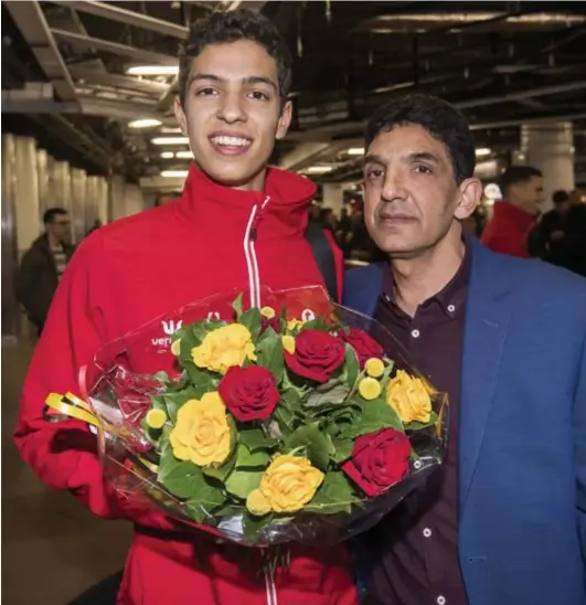  ??  ?? Ismaël Sacoor met zijn zoon Jonathan. ‘Zijn prestatie betekent eindelijk iets positiefs voor ons gezin.’