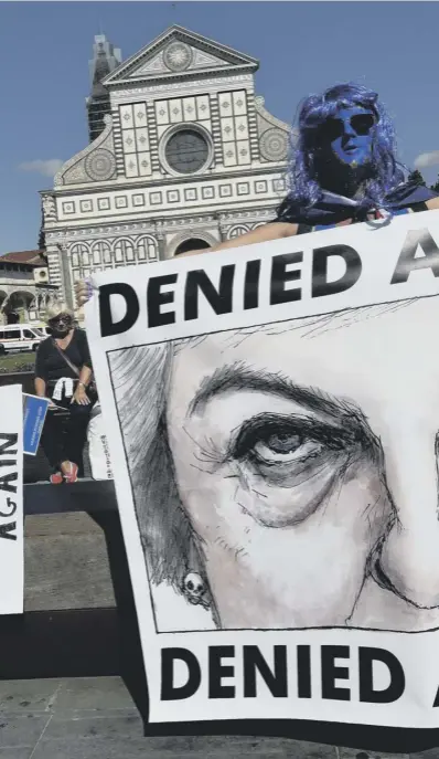  ??  ?? Anti-brexit protesters congregate in Florence yesterday as Prime Minister Theresa May made a speech calling for a post-brexit transition of two years