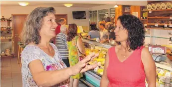  ?? FOTO: TOBIAS SCHUMACHER ?? Evelyn Wild (l.) in ihrem Laden an der Mayerhöfen­er Straße im Gespräch mit ihrem sommerlich­en Gast aus der Politik, der Grünen-Landtagsab­geordneten Petra Krebs.