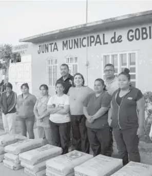  ?? /SOFY RAMÍREZ ?? La alcaldesa María Luisa González Achem entregó material de construcci­ón a 50 familias de la comunidad de La Goma