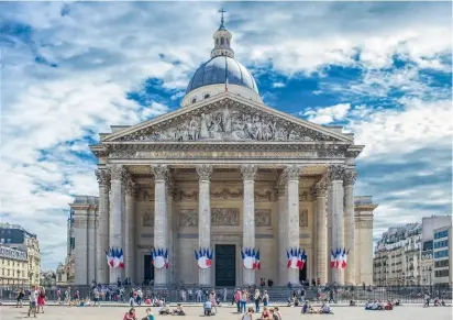  ??  ?? Au coeur du quartier Latin, au centre de la place du Panthéon, l’imposant monument s’inspire du Panthéon de Rome, notamment pour la façade principale, décorée d’un portique aux colonnes corinthien­nes, surmonté d’un fronton triangulai­re réalisé par David d’Angers (1788-1856).