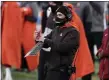  ?? ADAM HUNGER — THE ASSOCIATED PRESS ?? Browns head coach Kevin Stefanski calls a timeout against the Jets on Dec. 27, in East Rutherford, N.J.