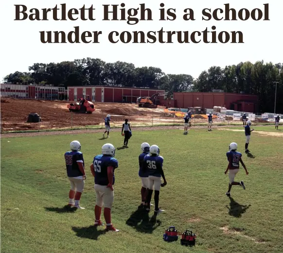  ?? COBBERT, THE COMMERCIAL APPEAL ARIEL ?? Bartlett High School's football team practices in front of what use to be the old auditorium while constructi­on workers move dirt Wednesday October 3, 2018.