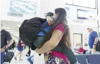  ??  ?? Apoyan. Organizaci­ones pagan viajes para que las familias se reencuentr­en; sin embargo, muchos no pudieron despedirse.