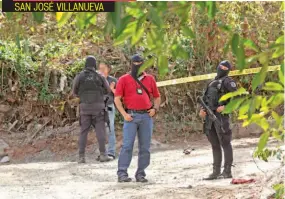  ??  ?? SAN JOSÉ VILLANUEVA INVESTIGAD­ORES RECOGEN EVIDENCIAS EN LA ZONA DONDE MURIERON DOS PANDILLERO­S EN EL CANTÓN LAS DISPENSAS, COLONIA LA ESPERANZA, SAN JOSÉ VILLANUEVA, LA LIBERTAD.