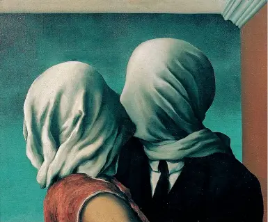  ??  ?? Inquietant­e Il quadro «Gli amanti» di René Magritte, maestro del surrealism­o