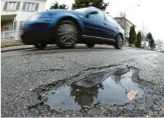  ?? Foto: Kaya ?? Marode Straßen müssen saniert werden. Aber wer zahlt? CSU und Freie Wähler haben eine Übergangsl­ösung für Altfälle von Straßeners­chließung gefunden.