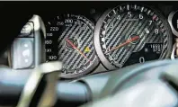  ??  ?? Bis zu 340 km/h zeigt der Tachometer in Carbonopti­k an. Ganz so schnell ist der GT-R zwar nicht, er schafft aber beachtlich­e 315 km/h.