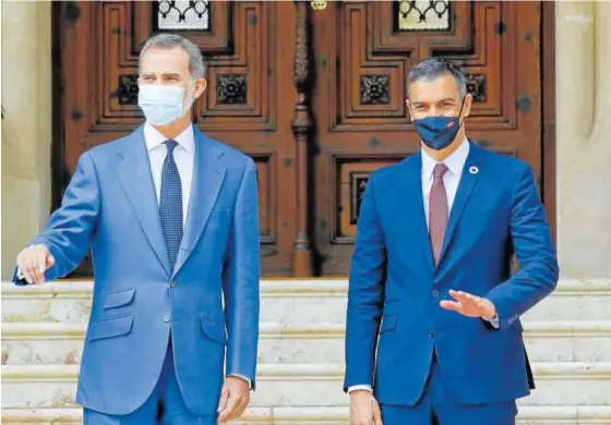  ?? Fotos: Efe ?? Felipe VI y Pedro Sánchez, en un acto reciente en medio de la polémica en el Gobierno de coalición por los últimos comportami­entos de la Corona.