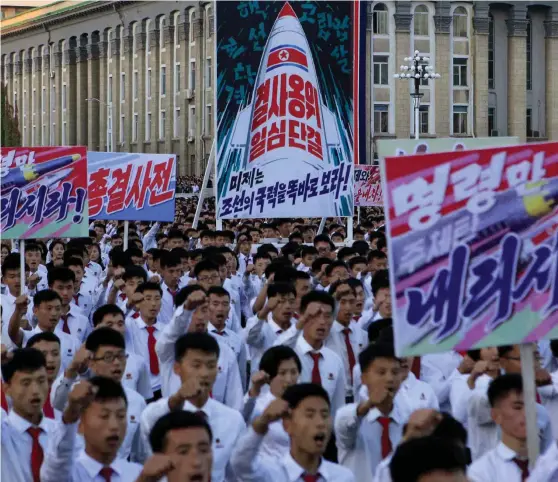  ?? Bild: JON CHOL JIN/TT ?? UPPTRAPPNI­NG. Spänningen mellan USA och Nordkorea trappas upp. På bilden en tidigare Nordkorean­sk demonstrat­ion mot USA i huvudstade­n Pyongyang.